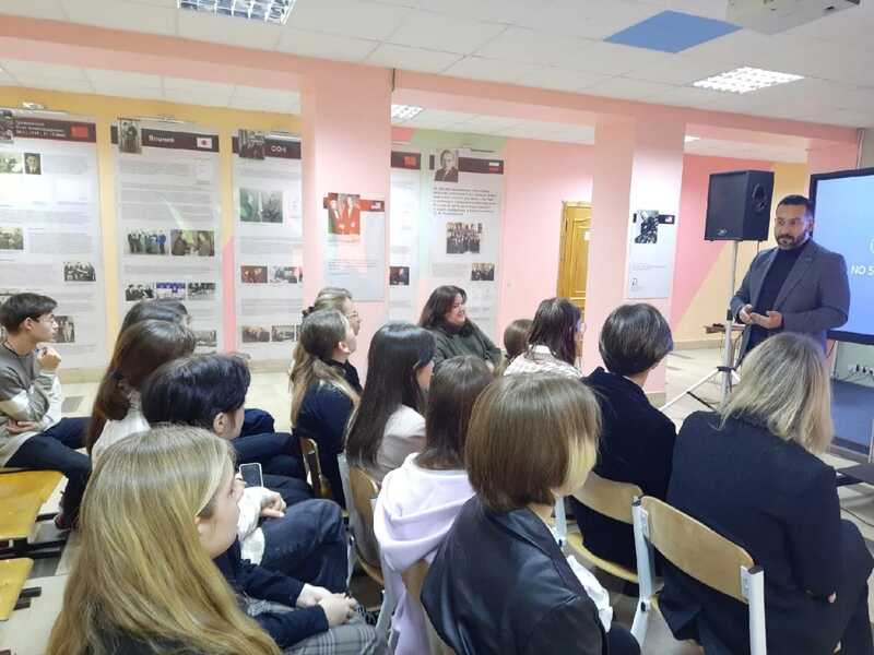 Телемост с юной писательницей и драматургом из Луганска Фаиной Савенковой