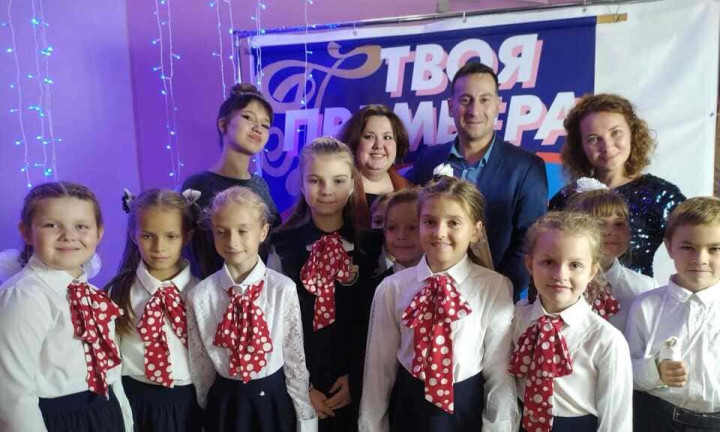 Сотрудники театра наградили юных театралов - победителей фестиваля "Твоя премьера"